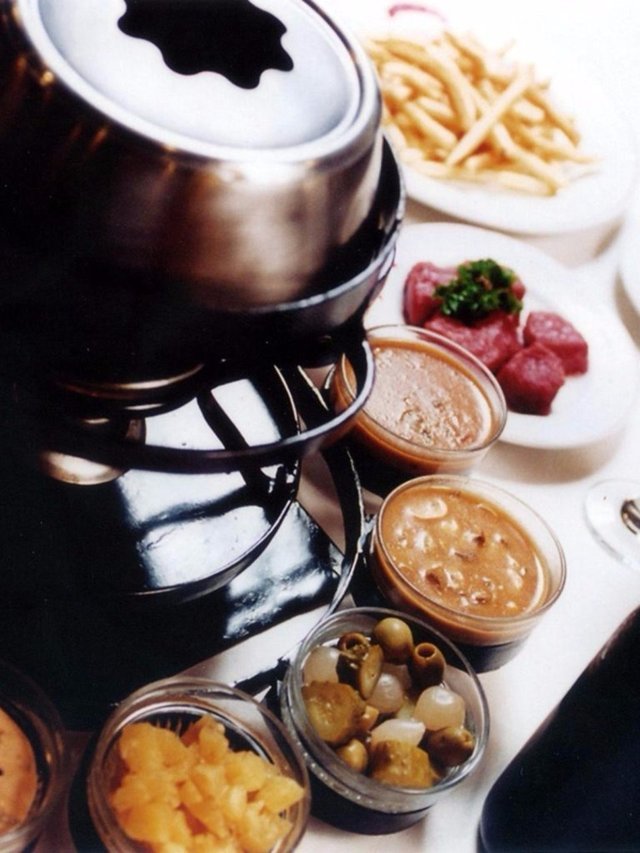 FONDUE WITH MEAT