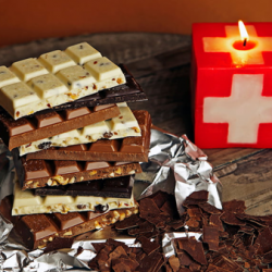 Популярността на швейцарския шоколад няма граници. Благодарение на високите стандарти на производство и използването само на естествени съставки той заслужено е спечелил международна репутация за качество. Невъзможно е да посетите Конфедерацията и да не опитате парченце от тази „храна на боговете”. Въпреки че Швейцария не е родината на шоколада, той се е превърнал в истински символ на страната. Затова хората с основание си задават въпроса: защо е различен швейцарският шоколад? История на шоколада Произходът на суровините за шоколада трябва да се търси в древността, ама този път става въпрос за наистина дълбока древност. Разкопки показват, че още около 2000 години преди новата ера хората, живеещи на територията на днешната държава Мексико, са познавали какаото. По-късно цивилизациите на маите и ацтеките открили свойствата на какаото и започнали да си приготвят ободряваща напитка от него. Тя била толкова почитана, че дори била пренасяна в дар на боговете. Запазени до днес рисунки и фрески доказват огромното значение на какаото в културата им. Маите започнали да отглеждат какаовите дървета, които пренесли от гората в своите територии, а консумирането на специалната напитка била привилегия за жреците, войните и търговците. Останалите жители можели да й се насладят само по специален повод. През 16 век испанският конквистадор Ернан Кортес се заинтересувал от кулинарното изобретение на местното население и през 1528 г. донася какаови зърна, заедно с рецепта за приготвяне на напитката в Испания. Това все още не означава, че европейците от онова време познавали вкуса на шоколада. Въпреки че испанците харесали напитката на маите, на останалите жители на Европа не им допаднала в този вид. През 1615 г. дъщерята на испанския крал Анна се омъжва за краля на Франция Луи XIII. Новата кралица веднага придала френско благородство на шоколадова напитка. Жителите на Франция искали да я подсладят и затова започнали да добавят захар. Впрочем, именно Франция става люлката на популярността на шоколада и оттам той се разпространява в цяла Европа. Възходът на производството на шоколад в Швейцария През 17 век какаовите зърна най-накрая стигат до Швейцария, но придобиват широка популярност едва през 18 век. Франсоа-Луи Кайле първи започва производството на шоколад през 1819 г., като открива фабрика близо до град Веве (сега е притежание на Nestle). Така започва славната история на шоколадовата индустрия в Швейцария. През 1826 г. в кантона Нойшател фабрика отваря марката „Сушард“, която през 1884 г. започва производството на завоювалия впоследствие световна популярност шоколад „Милка“. 1870 г. с право може да се счита за време на нарастваща слава на швейцарската шоколадова индустрия. Именно през този период националните майстори създават за първи път в света млечен шоколад, който бързо става любим на всички. Друга иновация, променила вкуса на шоколада, е въведена от Рудолф Линд. Той забелязва, че оборудването за производство на шоколад е остаряло и в шоколадовата маса има много вода. В опит за отстраняване на дефекта шоколадовата смес се вари дълго време, като едновременно се разбърква. Така през 1879 г. възниква първата в света техника „конширане“, а резултатът е, че готовият швейцарски шоколад е нежен и направо се топи в устата. През 1908 г. в Берн стартира производството на култовата марка „Тоблерон“ – шоколад известен както с атрактивната си форма, така и с невероятния си вкус. През 1969 г. се появява черният шоколад „Тоблерон“, а през 1973 г. – белият. Колкото и да ви е странно едва през 2007 г. на пазара излиза с лешници и стафиди. В най-големия швейцарски град Цюрих пък са централите на двата най-известни концерна за шоколад – „Lindt and Sprungli“ и „Teuscher“. При такава забележителна история не е случайност, че жителите на Швейцария не само се гордеят с шоколада си, а са и страстни консуматори на националната гордост. За една година на човек от населението се падат цели 12 килограма шоколад. Технология на производството на шоколад Производството на един шоколад започва със събирането на узрелите шушулки от какаовото дърво. От тях се изстъргват какаовите зърна и се оставят за няколко дни да ферментират, след това се разстилат на открито, за да изсъхнат. Всички дейности и досега се извършват ръчно. Плодовете трябва да са напълно узрели, за да съдържат достатъчно масло и да могат да ферментират добре. След като се почистят от черупките, какаовите зърна се изпичат на температура около 140-150 градуса и се пекат от 10 до 35 минути. Печените зърна се раздробяват и счукват на ситно, при което се отстранява обелката им. След това какаовото масло трябва да бъде извлечено чрез мелене. Смлените какаови зърна се превръщат в гъста, тъмнокафява течност, която се нарича какаов ликьор, но той не съдържа алкохол. Получената по този начин какаова маса се пресова и така се отделя чисто какаово масло, което е необходима съставка за производството на шоколада. Останалата след пресата твърда маса се смила на фин какаов прах. За да се получи шоколад, се смесват какаовият прах и какаовото масло, но тъй като в какаовата маса се съдържат горчиви аромати, се извършва се конширане, като сместа се пълни в бъркачки, наречени конши. Тази процедула продължава 2 дни, като при нея се отделят нежеланите аромати. Следващият етап се нарича темпериране. При него сместа преминава през затоплящи и охлаждащи процеси, които придават на шоколада необходимата консистенция и важното качество да се топи в устата. Темперирането спомага и за гладката бляскава повърхност на шоколада. И накрая стигаме до оформянето на крайния продукт. Шоколадовата маса се изсипва в затоплени форми, а след като се охлади шоколадът придобива желаната форма: бонбон, блокче или друг шоколадов десерт, които имат и различни добавки като ядки или стафиди. Остава само да си ги купим от магазина и да си оближем пръстите. Шоколадът е много чувствителен към топлина и влажност. Идеалната температура за съхранение е между 15 и 17 °C с влажност под 50%. Добре е шоколадът да се държи на тъмно, което може да се осъществи със завиването му в хартия. Като цяло, около 18 от най-големите фабрики в Швейцария, където работят над 4 500 служители, годишно произвеждат около 200 хиляди тона шоколад. Видове шоколад Днес има три основни вида шоколад: черен, млечен и бял. Съставът на тъмния шоколад, наричан още натурален, включва три основни съставки: какао на прах, какаово масло и пудра захар. От своя страна, колкото повече какао съдържа продуктът, толкова е по-горчив. Като минимум, този компонент трябва да бъде поне 60 процента и по-висок, а в по-малко горчивия тъмен шоколад се допуска да е 50 процента. Именно тъмният шоколад се счита за най-полезен от всички поради голямото количество антиоксиданти и минерали (например магнезий и желязо). Според изследователи от университета в Берн, той намалява количеството стрес в човешкото тяло и подобрява работоспособността. Млечният шоколад съдържа по-малко какао – 15 до 30 процента. Това е така, защото основният акцент е върху млечните компоненти (около 25 процента), какаовото масло (около 15 процента) и захарта. Млечният шоколад се счита за много вкусен и висококалоричен продукт, който със сигурност ще подобри настроението ви. Въпреки това, в сравнение с тъмния шоколад, ползите за организма са по-малко. „Най-младият“ шоколад – белият, напълно изключва наличието на какао на прах. Основните съставки са какаовото масло (поне 20 процента), захар и, разбира се, мляко (поне 14 процента). Млякото може да бъде кондензирано, сухо или прясно. Белият шоколад е пуснат на пазара за първи път през 1930 г. от Nestle в Швейцария. Историята на създаването му е доста любопитна: производителите просто искали да изхвърлят излишното какаово масло и в резултат се получил нов продукт. Този шоколад има най-малко полезни свойства в сравнение с „по-големите си братя“. За разлика от тъмния шоколад, вместо какао на прах се добавя ванилин.