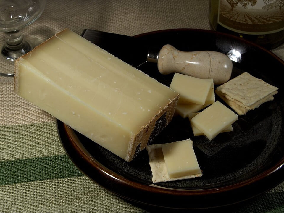 Швейцарско сирене Грюер за готвене на Фондю